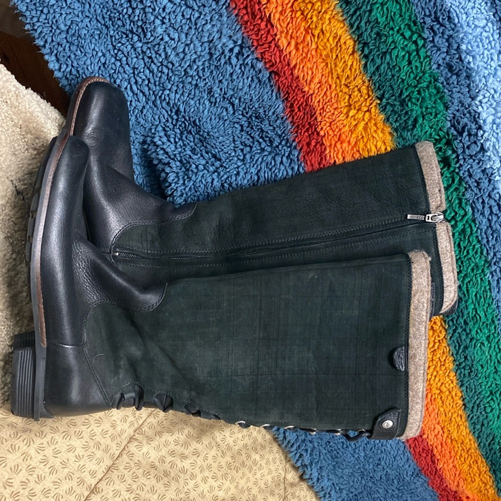 Ugg 7 black leather & suede soft warm lining.
